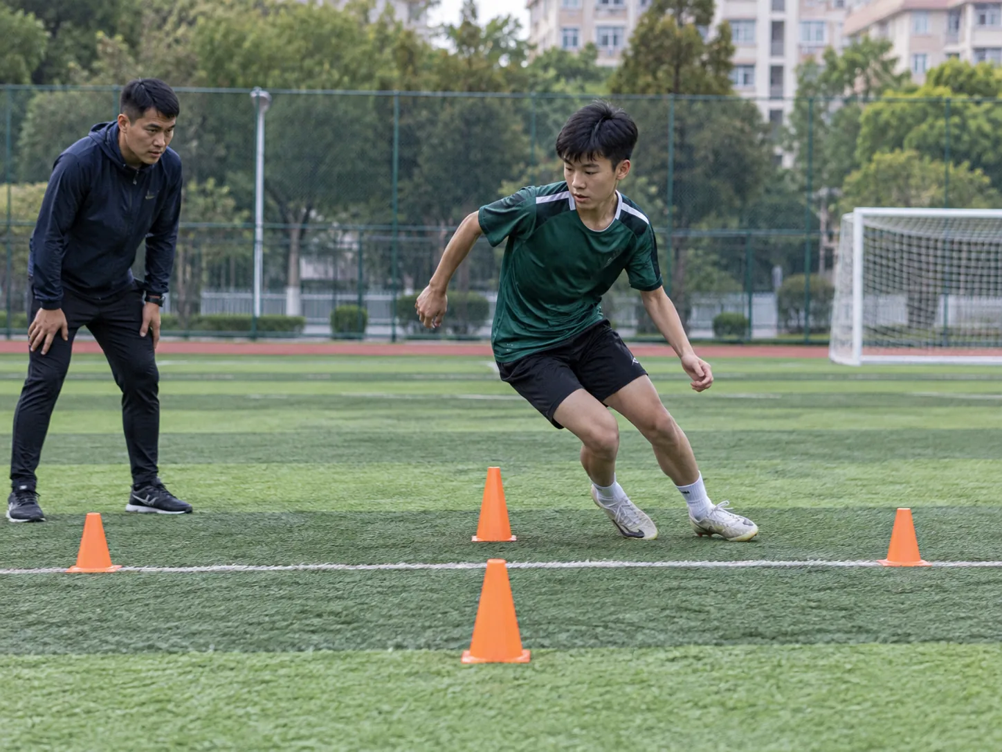 球员在教练观察下完成变向路线